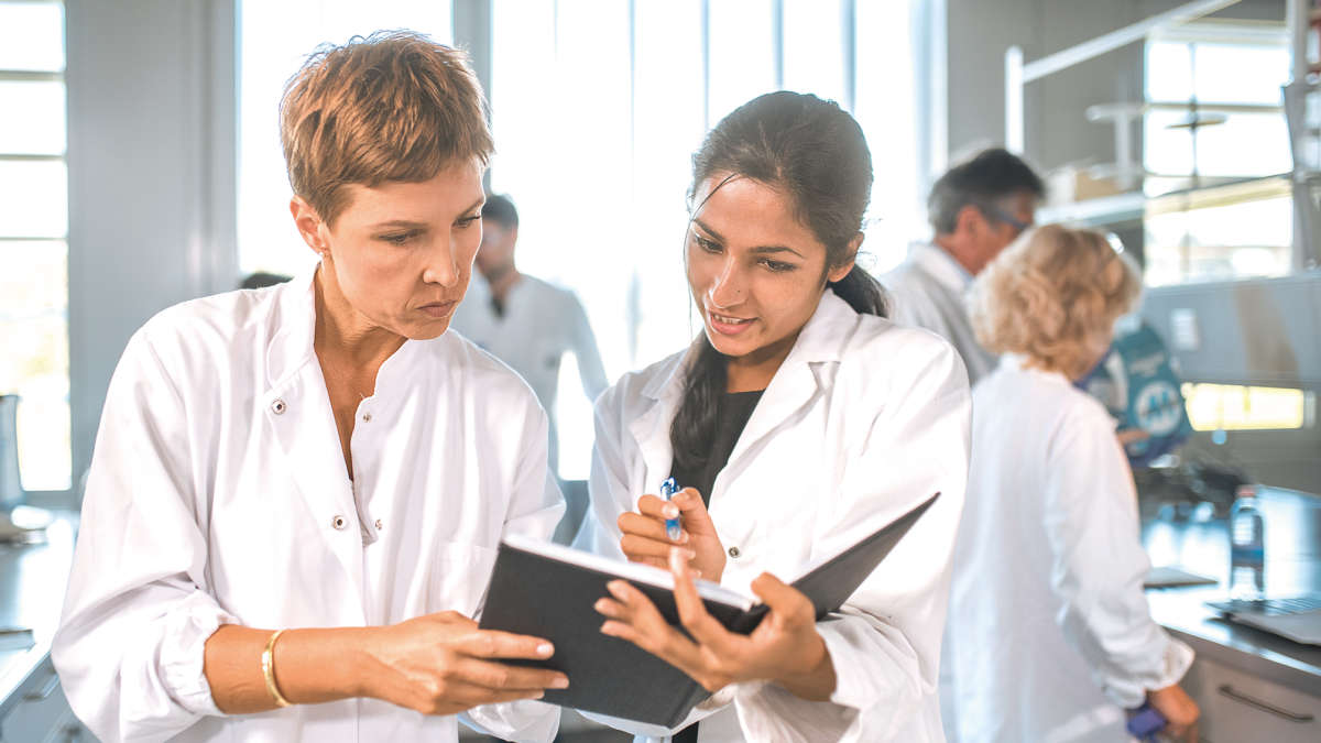 Enterprise Genomic Solutions, two scientist discussing results